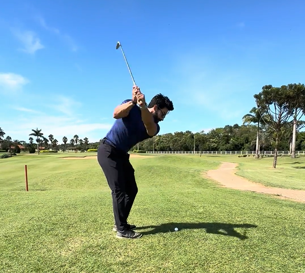 Golfista executando um swing no campo do Damha Golf Club