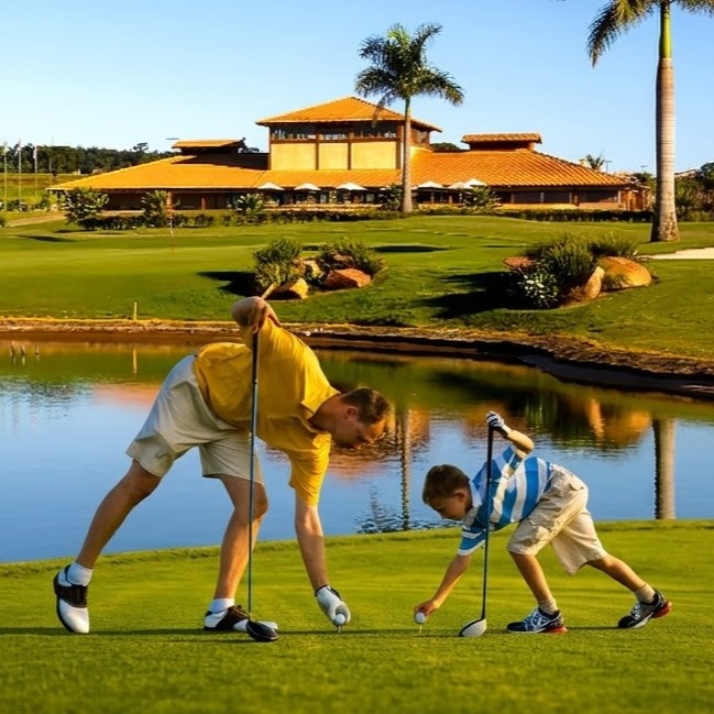 Pai e filho juntos no campo de golfe do Damha Golf Club